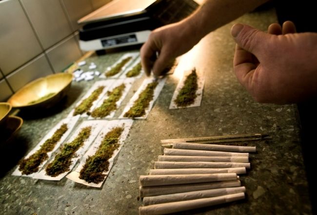 Spacciavano droga di fronte alle scuole elementari