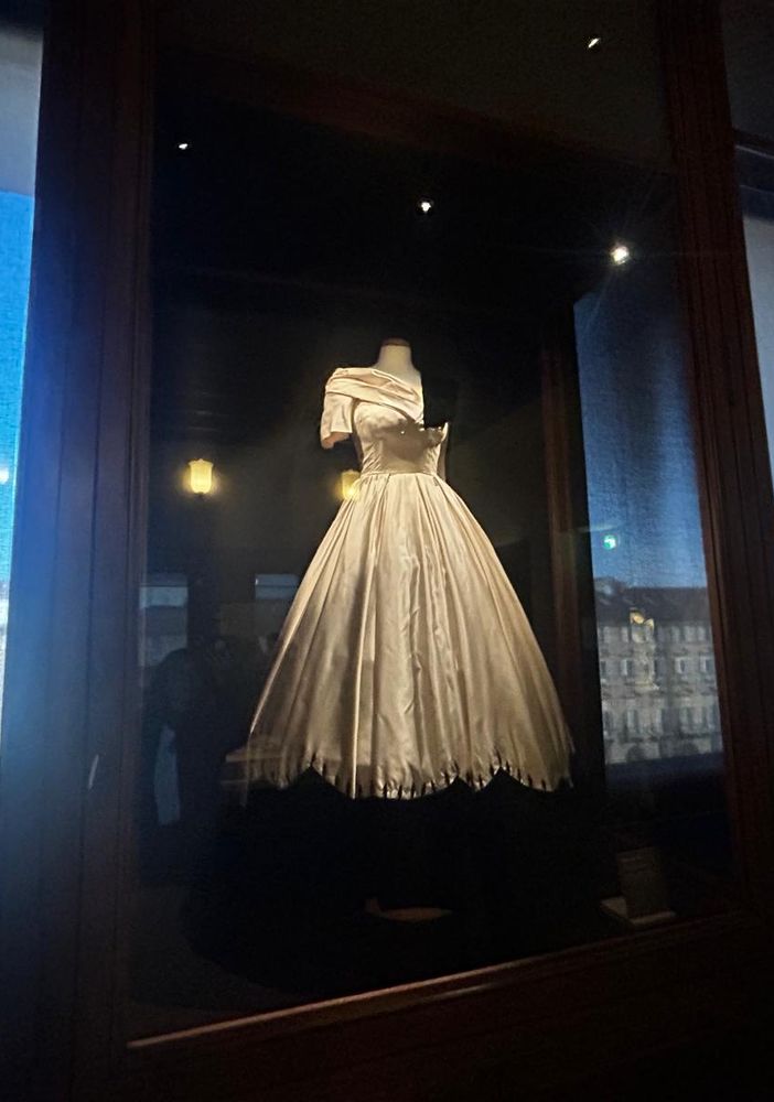 Dalle tuniche medievali agli abiti da sposa: la moda del bianco attraverso sei secoli in mostra a Palazzo Madama
