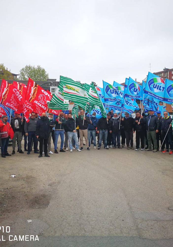 Vigilanza e servizi di sicurezza, presidio in via Barletta: &quot;Contratto scaduto da 6 anni, siamo senza tutele e sicurezza&quot;