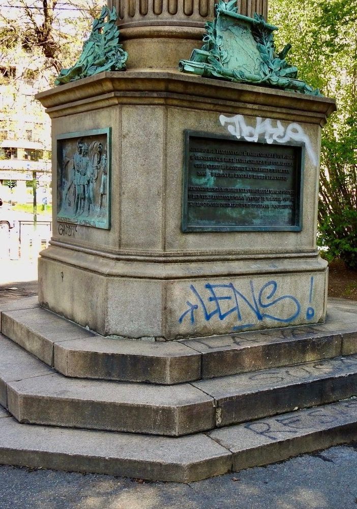 Statua di Massimo d'Azeglio imbratta dai graffiti, Di Vinadio: &quot;Non un bel biglietto da visita per Eurovision&quot;
