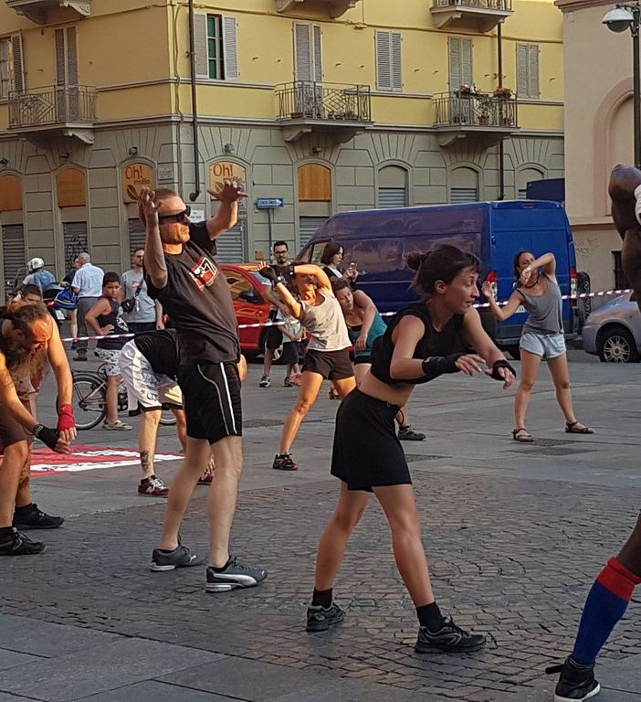 Torino, in piazza Santa Giulia la “boxe antifa” del centro sociale Askatasuna