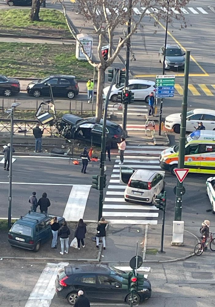 incidente automobilistico sui binari del tram