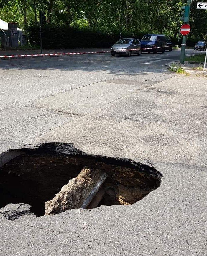 Torino, si apre una voragine su corso Appio Claudio
