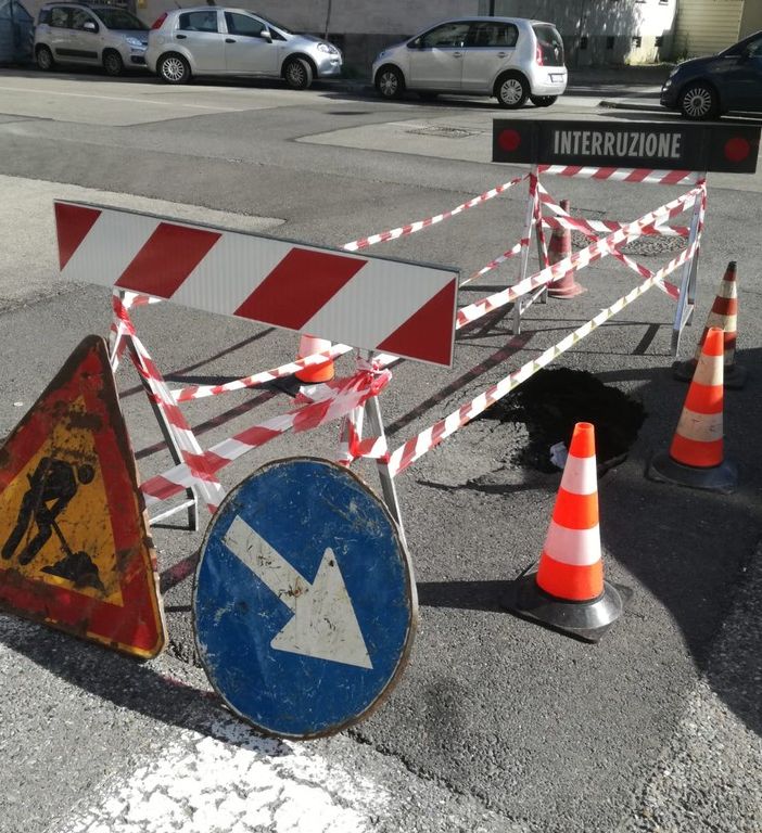 Continua la telenovela della buca vicino al Fila: ormai sembra un'installazione artistica
