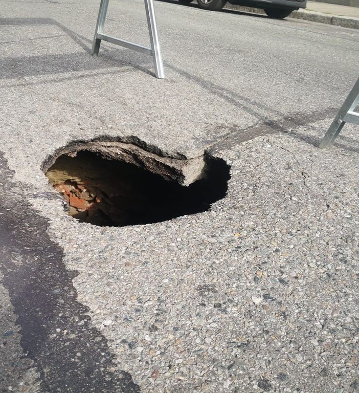 Torino groviera, cento interventi al giorno per coprire le buche