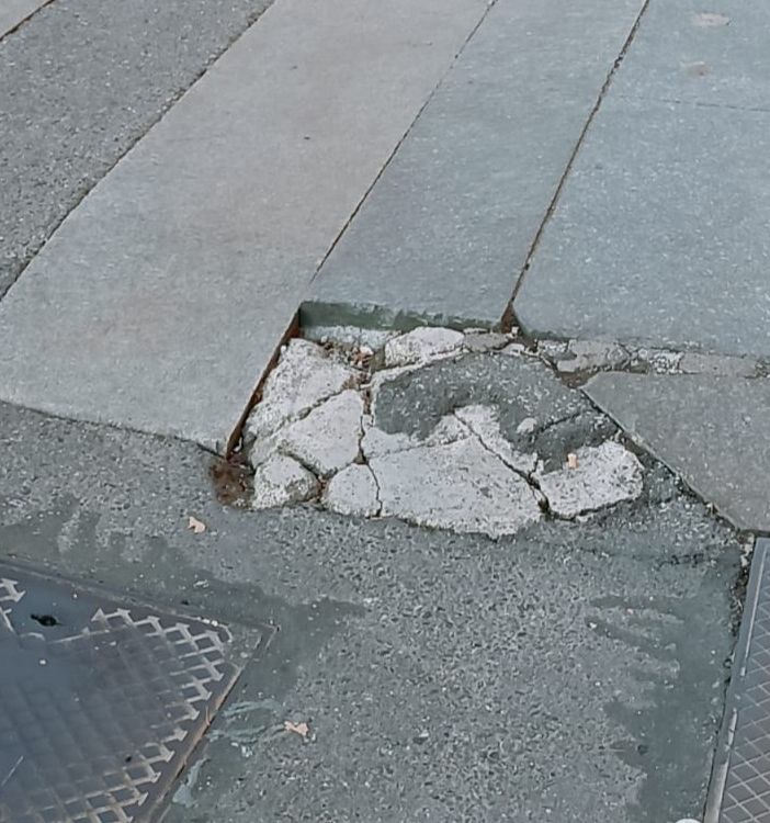 Le strade di Porta Palazzo e dintorni trasformate in un “colabrodo” di buche