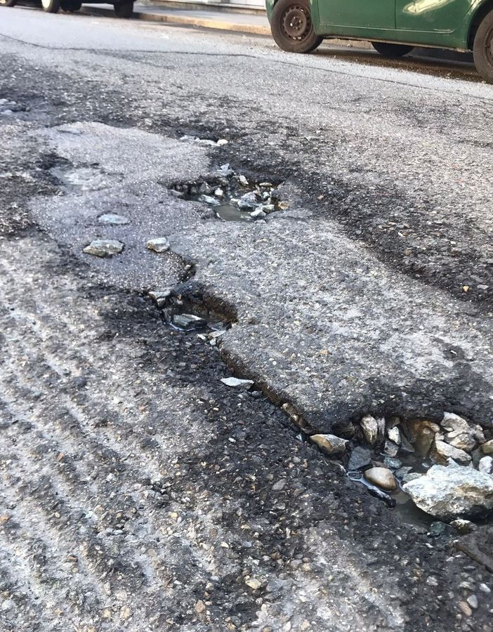 Sos delle strade torinesi: asfalto groviera e fondi per le manutenzioni ridotti del 90% in 20 anni