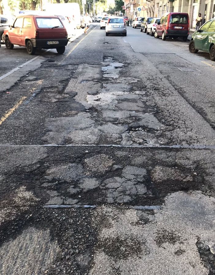 strada dissestata - foto di archivio