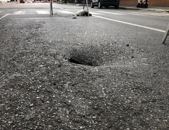Campidoglio, una serie di buche fa chiudere Via Michele Lessona