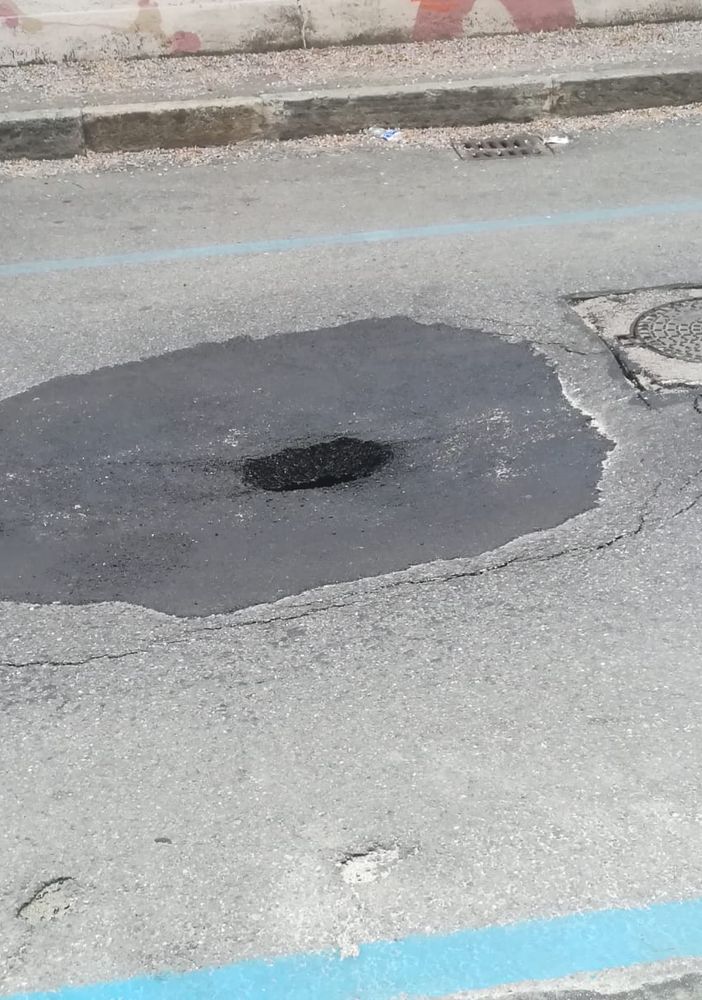 In corso Bramante si apre crepa nell'asfalto, disagi per chi arriva da via Zino Zini