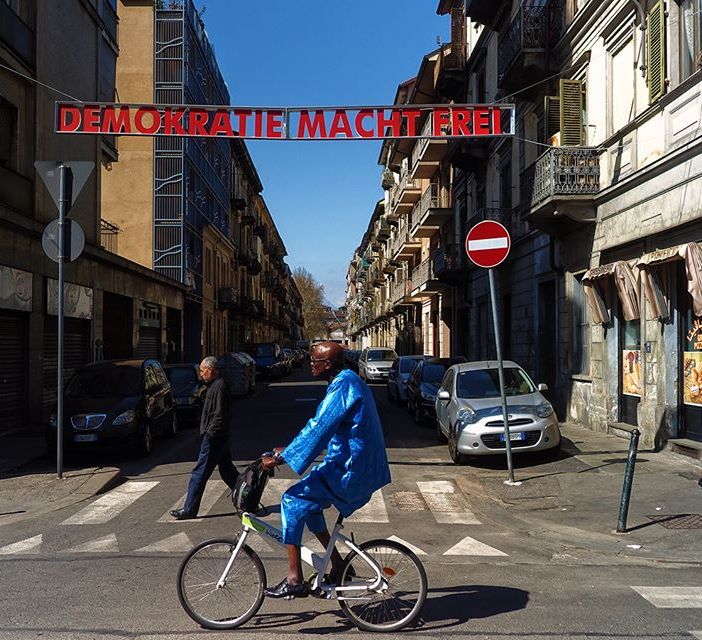 “Demokratie macht frei”, l'opera d'arte che sacralizza Aurora