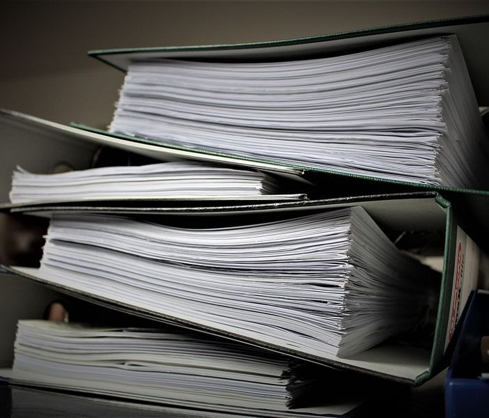 Faldoni uno sopra l'altro, burocrazia