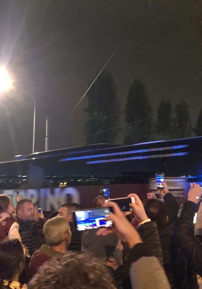 Derby della Mole, i bus delle squadre sono arrivati allo stadio: fischi e cori contro i bianconeri [VIDEO]