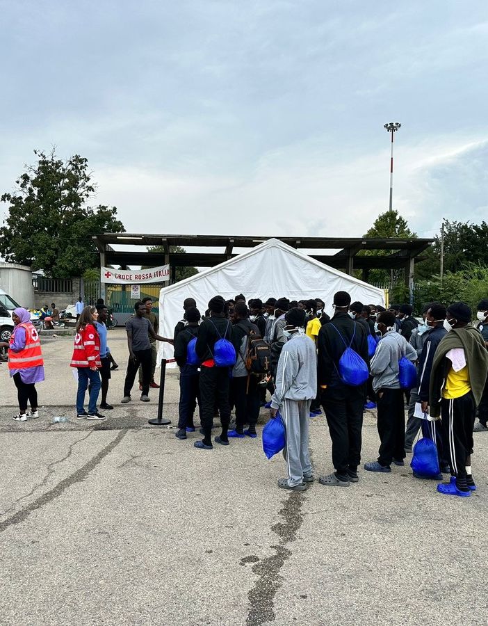 migranti via traves