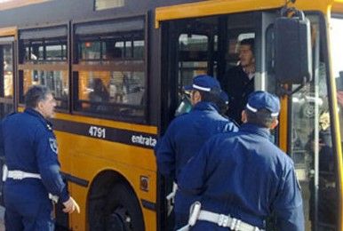 Molestava due ragazze sul bus 68: passeggero arrestato dagli agenti in borghese