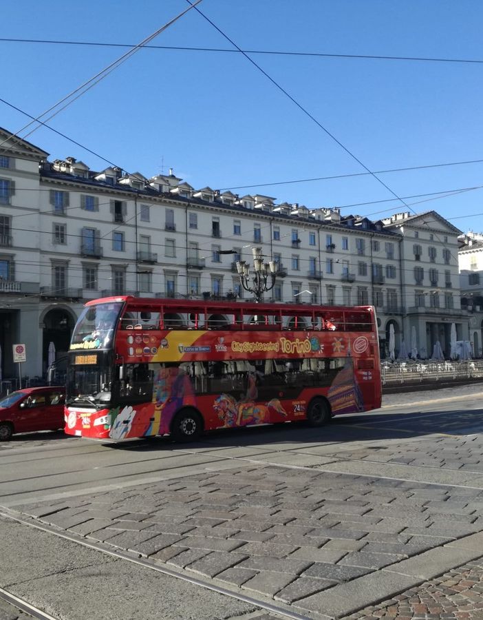 turisti in città con bus