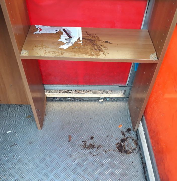 San Donato, escrementi nella “Cabina dell'arte diffusa”