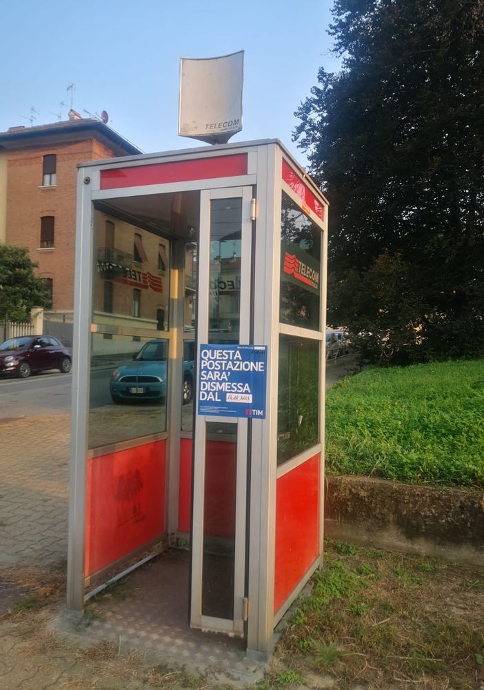 cabina del telefono ormai abbandonata