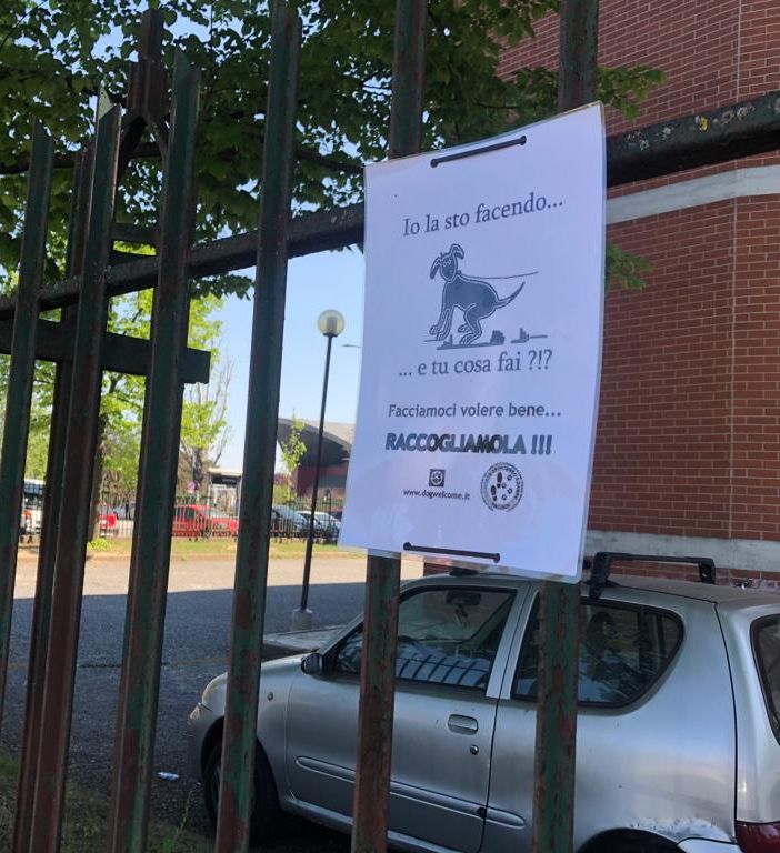 Il migliore amico dell'uomo non deve lasciar &quot;traccia&quot;: in via Caduti sul Lavoro cartelli contro i padroni maleducati