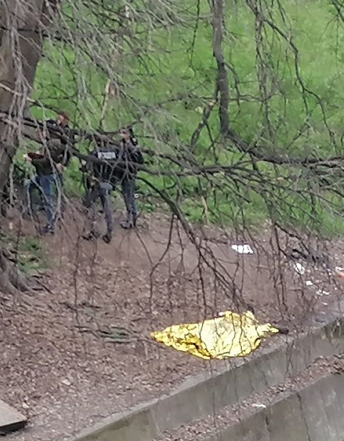 Il cadavere e alcuni agenti della Polizia accanto