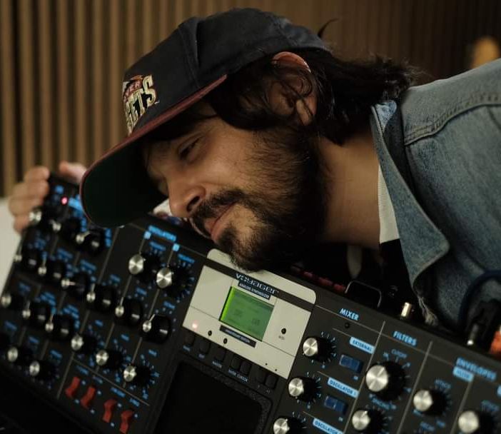 Uomo abbracciato a un mixer