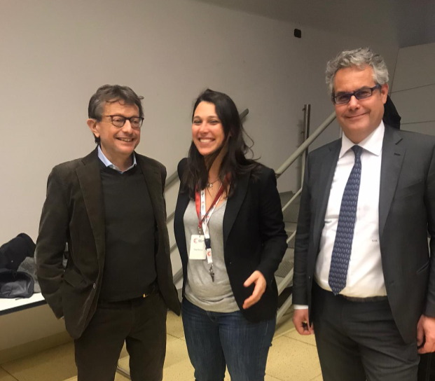 Tre persone in piedi sorridenti