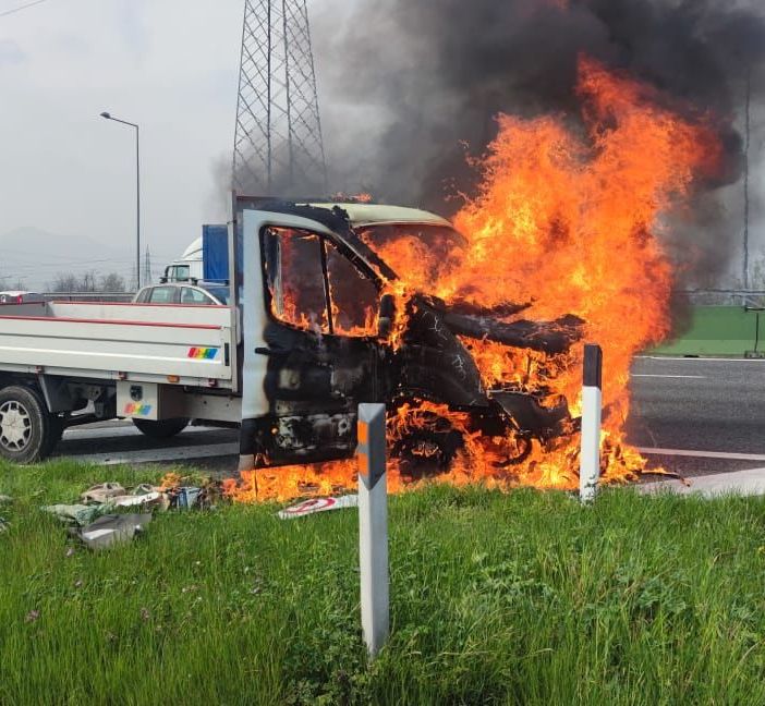 camion in fiamme