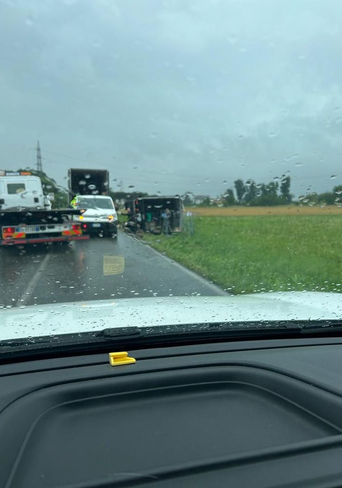 Camion ribaltato