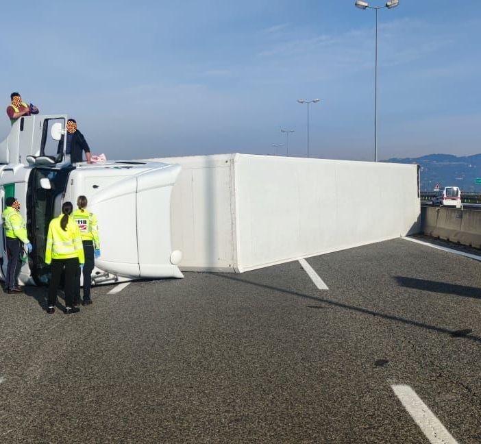 camion ribaltato