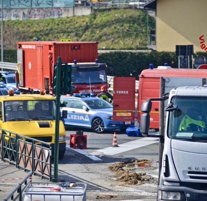 Autocarro sversa acido in corso Francia, chiusi gli svincoli per la tangenziale a Rivoli (FOTO E VIDEO)