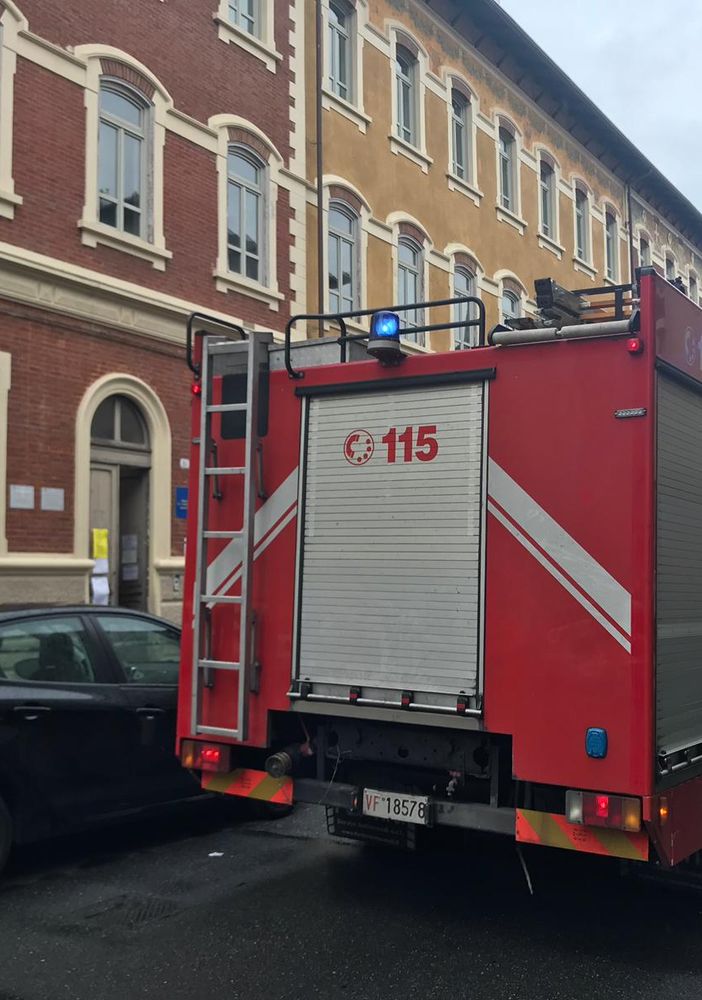 Panico alla scuola elementare Cesare Battisti, insegnante bloccata dentro l’ascensore: intervengono i vigili del fuoco