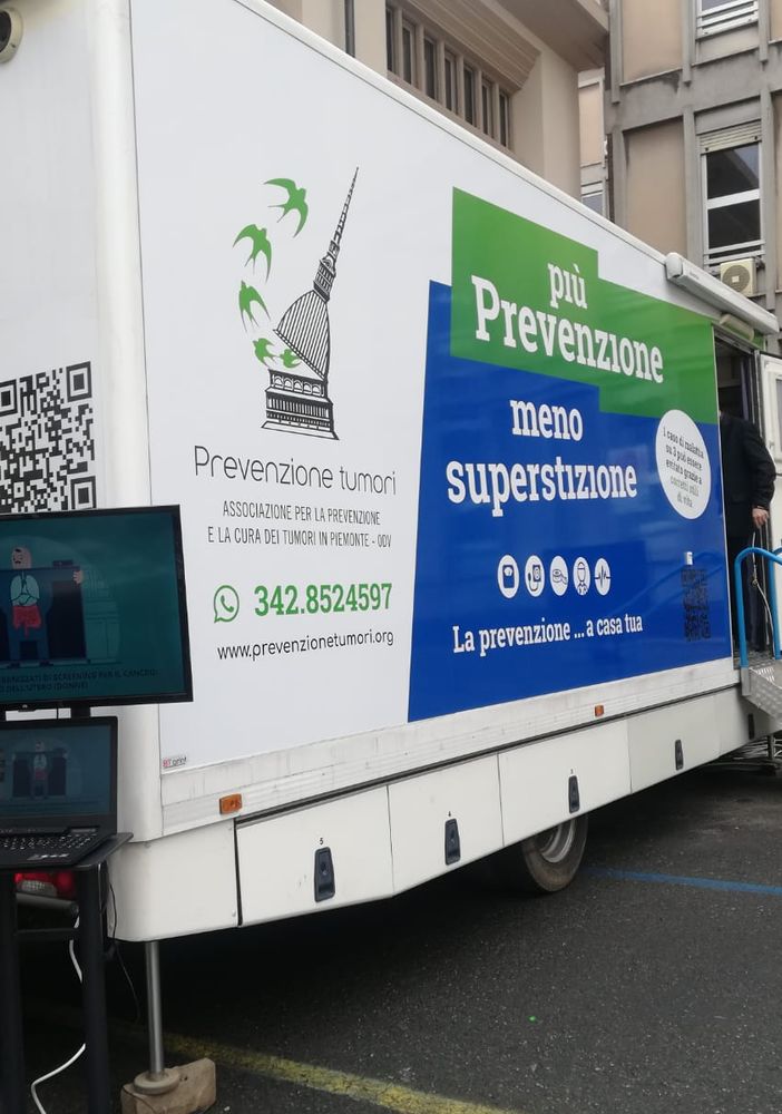 Un camper gira Torino per una lotta ai tumori senza quartiere: si comincia in via San Secondo [VIDEO]