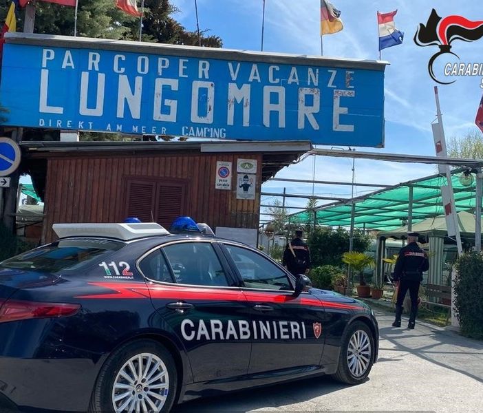 Camping Lungomare con auto dei carabinieri di fronte