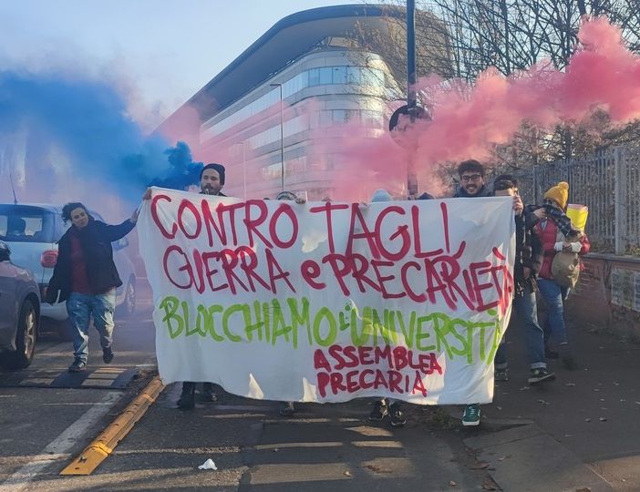 Bloccati gli accessi al Campus Einaudi per lo sciopero dei precari: momenti di tensione in piazza Castello Bloccati gli accessi al Campus Einaudi per lo sciopero dei precari: momenti di tensione in piazza Castello