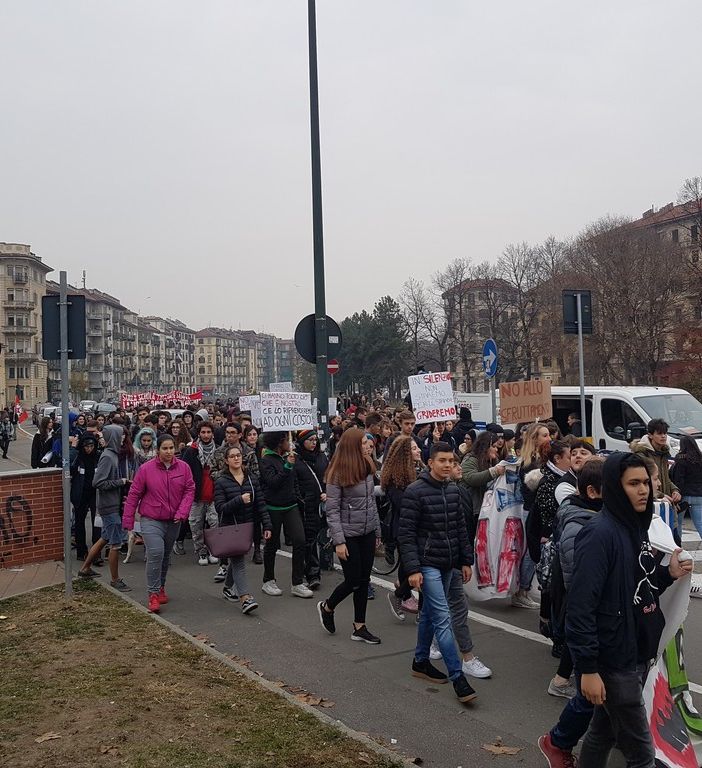 Corteo degli studenti in centro: a fuoco un carrello con la faccia del ministro Fedeli (VIDEO)