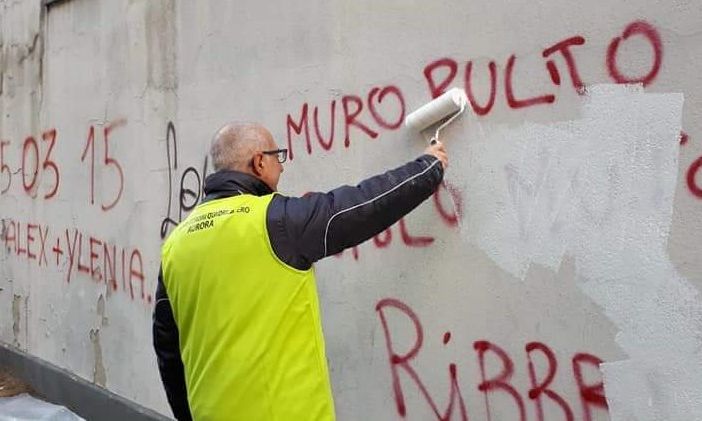Aurora, cancellate le scritte in via Aosta con un'azione collettiva