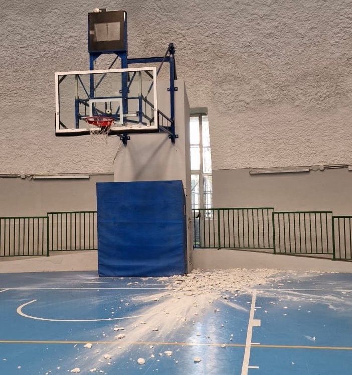 Crollano calcinacci in palestra, la cupola della discordia chiude altri due mesi