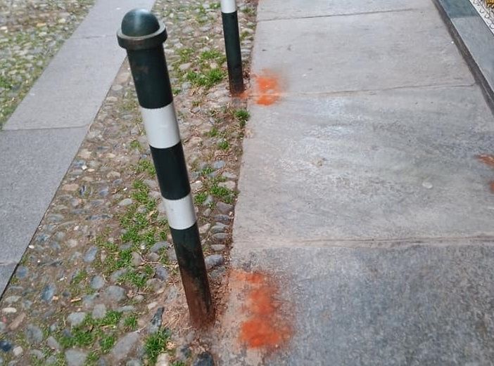 Campidoglio, marciapiedi cosparsi di peperoncino contro i “bisogni” canini