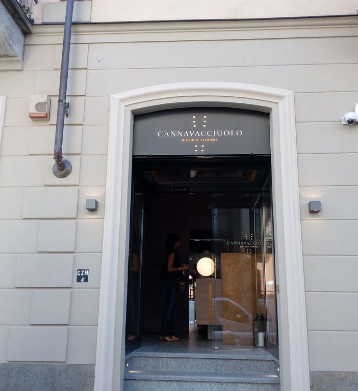 Apre a Torino il bistrot di Cannavacciuolo, si prenota già per l'autunno