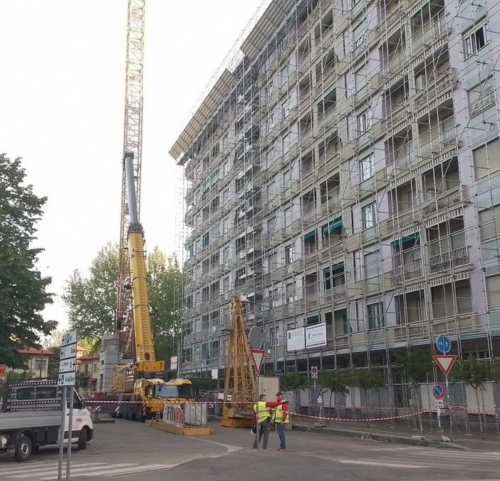 Cantiere stradale con impalcatura