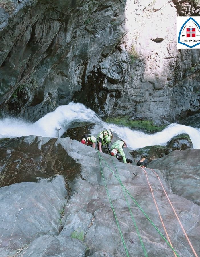 Si lussa una spalla durante il canyoning all'Orrido di Caprie: recuperata con elicottero una donna francese