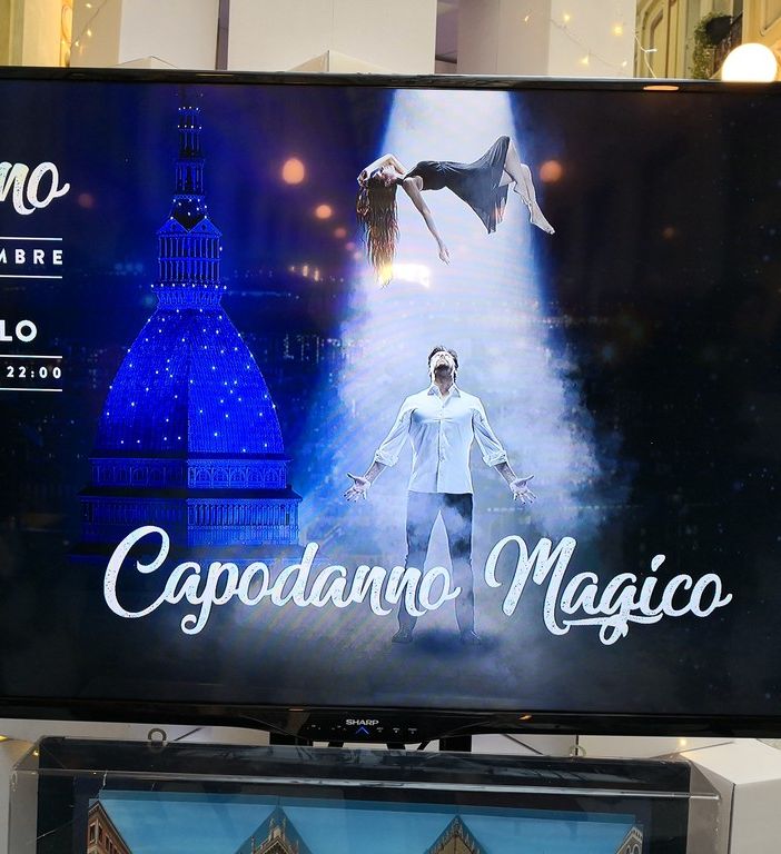 Torino punta al Guinness con il Capodanno magico: in piazza Castello 30 illusionisti e 15 mila spettatori-maghi