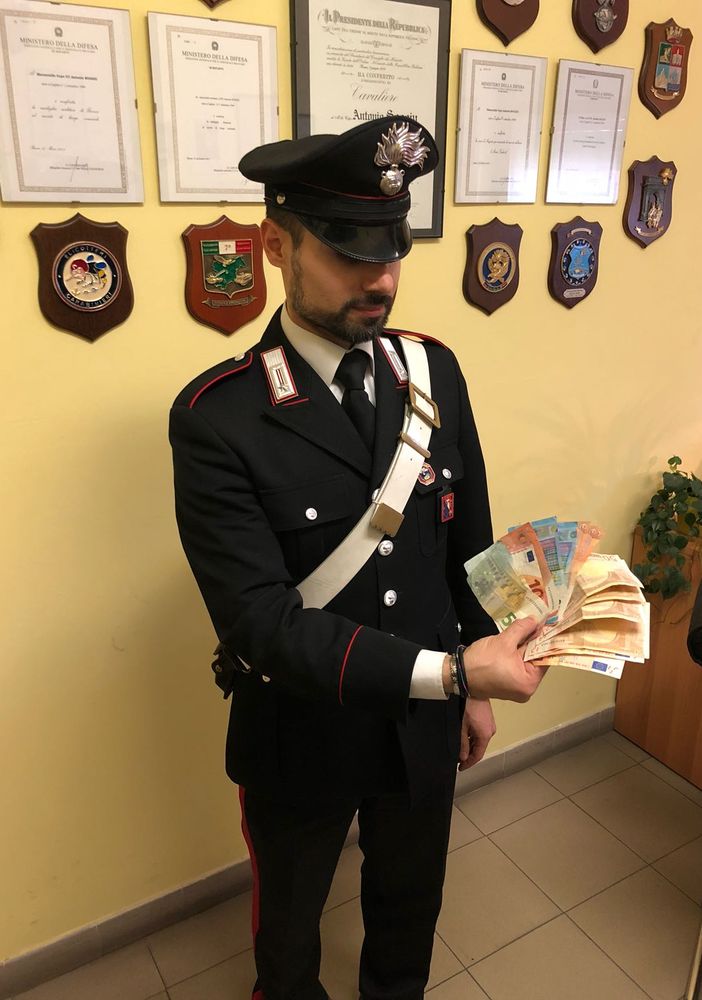 &quot;Sono un amico di tuo figlio&quot;: truffatore arrestato dopo una rapina a un 76enne (VIDEO)