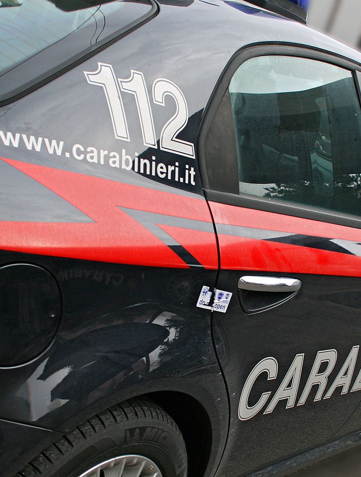 Spacca distributore in Barriera e porta via 700 euro di medicinali: arrestato 24enne