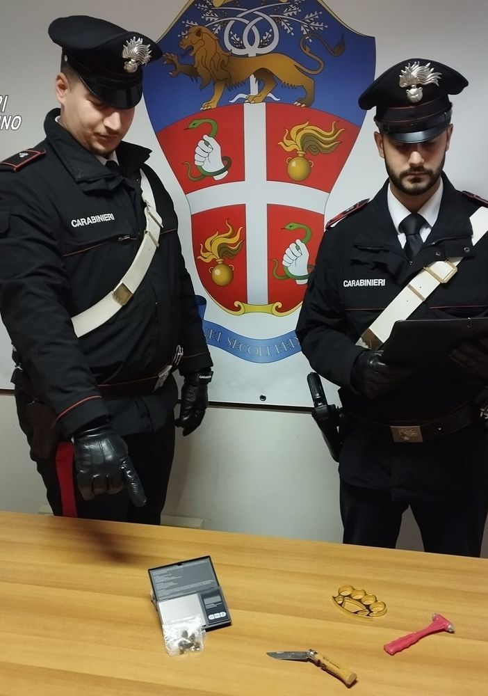 carabinieri con materiale sequestrato