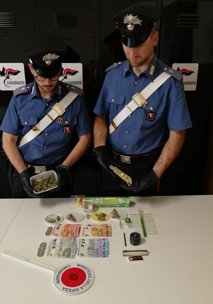 Avigliana, rintracciato dai carabinieri il ragazzo che stamattina ha preso a bastonate i compagni che lo avevano preso in giro (VIDEO)