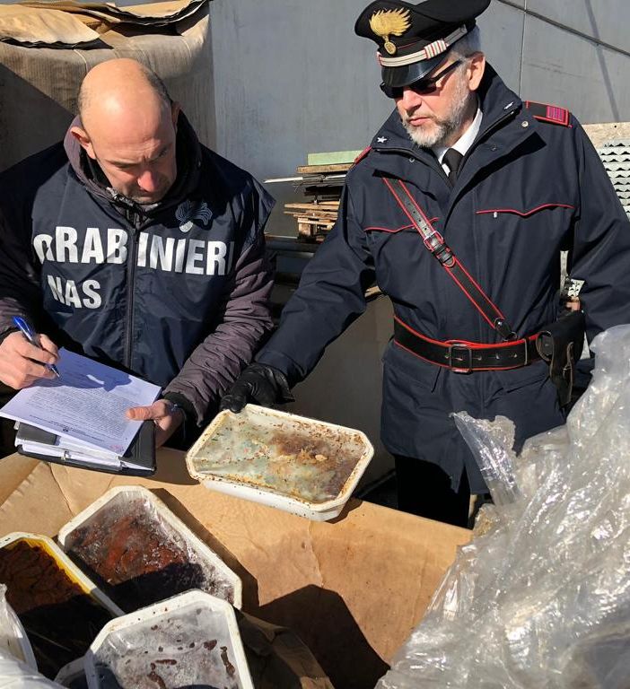 Alimenti scaduti e invasi dai parassiti: sigilli a un intero capannone pieno di cibo [FOTO e VIDEO]