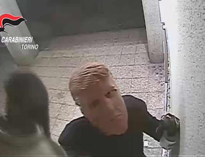 Assalti notturni ai bancomati con la maschera di Donald Trump: due fratelli finiscono in manette