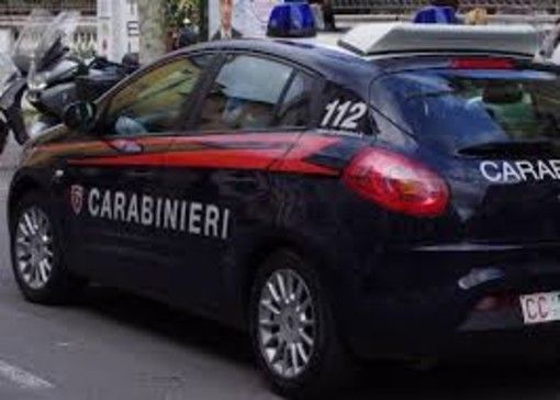 Tenta di buttarsi dal quarto piano: i carabinieri gli salvano la vita