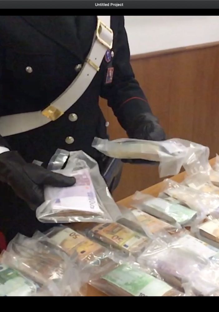 Torino, il &quot;tesoro&quot; nel magazzino era della banda degli imprenditori: 4 in manette mentre cercano di fuggire all'estero (FOTO e VIDEO)